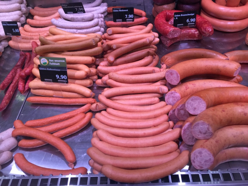 charcuterie-COURMES-min_sausages_meat_butchery-1069321